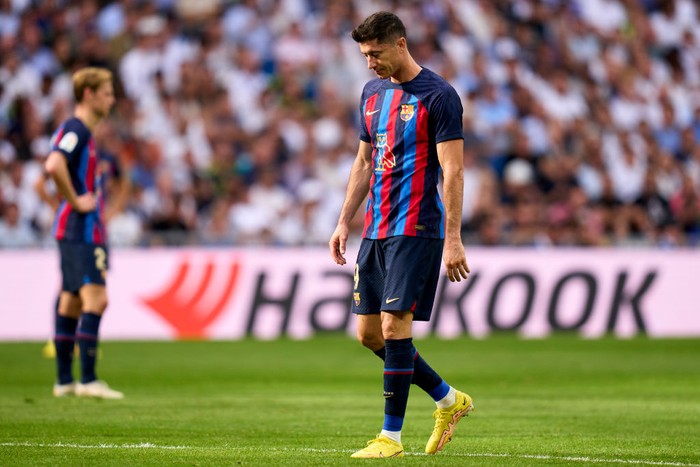 MADRID, SPAIN - OCTOBER 16: Robert Lewandowski of FC Barcelona reacts during the LaLiga Santander match between Real Madrid CF and FC Barcelona at Estadio Santiago Bernabeu on October 16, 2022 in Madrid, Spain. (Photo by Diego Souto/Quality Sport Images/Getty Images)
