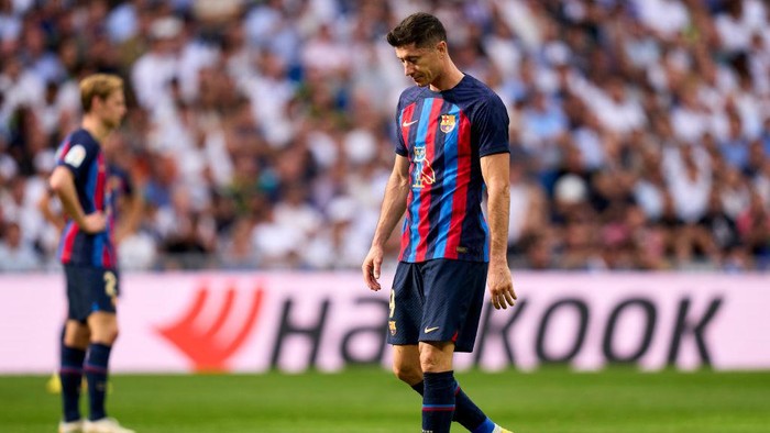 MADRID, SPAIN - OCTOBER 16: Robert Lewandowski of FC Barcelona reacts during the LaLiga Santander match between Real Madrid CF and FC Barcelona at Estadio Santiago Bernabeu on October 16, 2022 in Madrid, Spain. (Photo by Diego Souto/Quality Sport Images/Getty Images)
