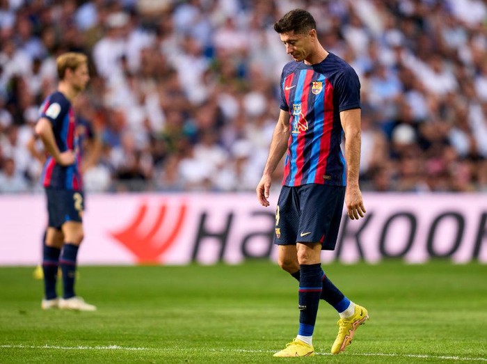 MADRID, SPAIN - OCTOBER 16: Robert Lewandowski of FC Barcelona reacts during the LaLiga Santander match between Real Madrid CF and FC Barcelona at Estadio Santiago Bernabeu on October 16, 2022 in Madrid, Spain. (Photo by Diego Souto/Quality Sport Images/Getty Images)