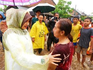 Bupati Ipuk Minta Maaf Banyuwangi Dilanda Banjir Bupati Ipuk Minta Maaf Banyuwangi Dilanda Banjir