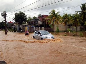 Curah Hujan Tinggi-Fenomena La Nina Sebabkan Banyuwangi Dikepung Banjir Curah Hujan Tinggi-Fenomena La Nina Sebabkan Banyuwangi Dikepung Banjir