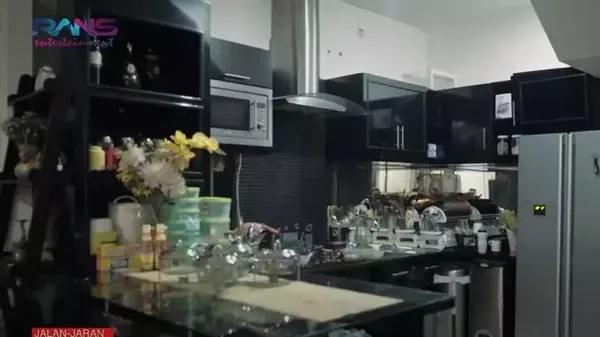 Gaya Tatanan Dapur Rumah Soimah di Jogja dan Jakarta
