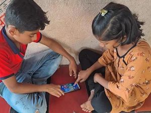 Desa Ini Matikan TV-Internet 1 Jam Tiap Hari Agar Warga Bisa Mengobrol