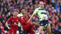 Gelandang Liverpool, Thiago Alcantara, bahkan sampai ikut meredam pergerakan Haaland. (Foto: Getty Images/Laurence Griffiths)