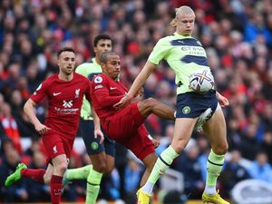 Erling Haaland Mati Kutu di Anfield