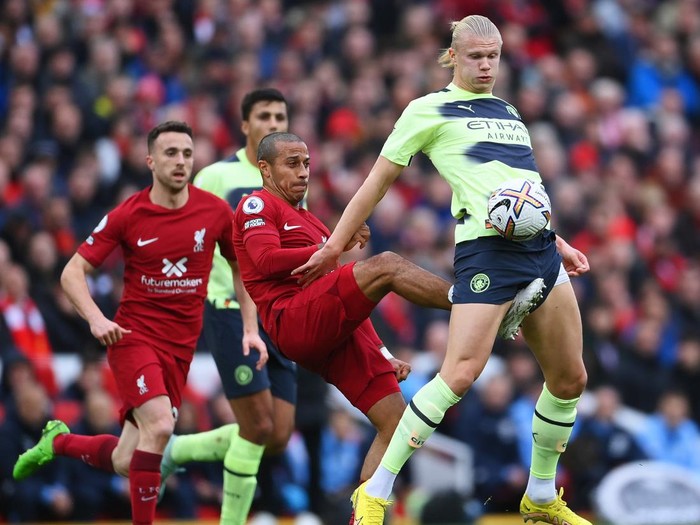 LIVERPOOL, ENGLAND - OCTOBER 16: Erling Haaland of Manchester City is challenged by Thiago Alcantara of Liverpool during the Premier League match between Liverpool FC and Manchester City at Anfield on October 16, 2022 in Liverpool, England. (Photo by Laurence Griffiths/Getty Images)