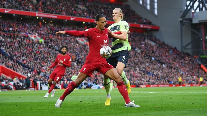 Erling Haaland LIVERPOOL, ENGLAND - OCTOBER 16: Virgil van Dijk of Liverpool holds off Erling Haaland of Manchester City during the Premier League match between Liverpool FC and Manchester City at Anfield on October 16, 2022 in Liverpool, England. (Photo by Laurence Griffiths/Getty Images)