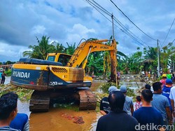 Tumpukan Sampah Rumpun Bambu jadi Penyebab Banjir di Banyuwangi