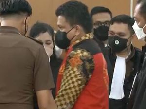 Tingkah Sambo Saat Dengar Dakwaan, Hela Napas-Coret Kertas Pakai Stabilo