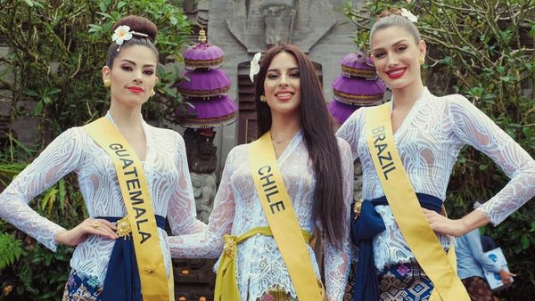 10 Foto Finalis Miss Grand International Berkebaya di Bali dan Pose di Monas