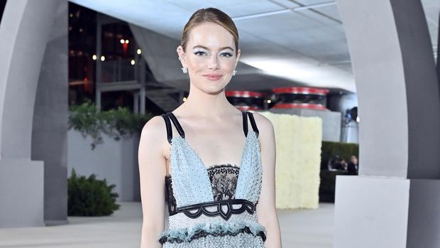 LOS ANGELES, CALIFORNIA - OCTOBER 15: (L-R) Lous and the Yakuza, Alicia Vikander, Renate Reinsve, Sophie Turner, Joe Jonas, Emma Stone, Nicolas Ghesquière, Alana Haim, Jurnee Smollett, Este Haim, Jung Ho-yeon and Drew Kuhse attend the Academy Museum of Motion Pictures 2nd Annual Gala presented by Rolex at Academy Museum of Motion Pictures on October 15, 2022 in Los Angeles, California. (Photo by Stefanie Keenan/Getty Images for Academy Museum of Motion Pictures)