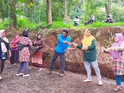 Warga Patungan Perbaiki Jalan di Pekalongan, DPRD: Pemerintah Jangan Budek!