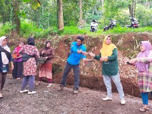 Warga Patungan Perbaiki Jalan di Pekalongan, DPRD: Pemerintah Jangan Budek! Warga Patungan Perbaiki Jalan di Pekalongan, DPRD: Pemerintah Jangan Budek!