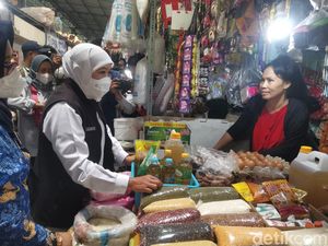 Gubernur Khofifah Disambati Kenaikan Harga Saat Sidak ke Pasar Gresik Gubernur Khofifah Disambati Kenaikan Harga Saat Sidak ke Pasar Gresik