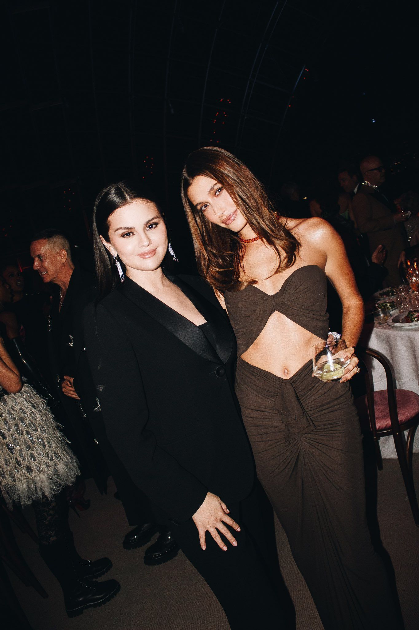 Hailey Bieber dan Selena Gomez