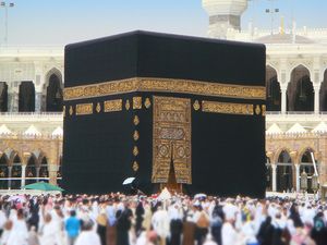 Mencium Hajar Aswad ketika Memulai Tawaf, Apa Hukumnya? Mencium Hajar Aswad ketika Memulai Tawaf, Apa Hukumnya?