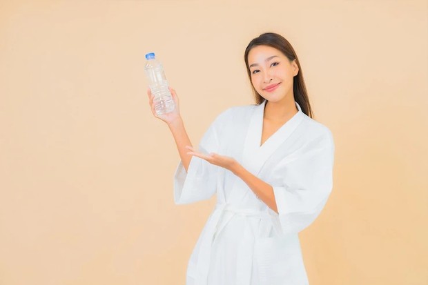 Ilustrasi membawa botol/ Foto: Freepik.com/lifeforstock