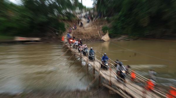 Warga Urunan Bikin Jembatan Demi Seberangi Bengawan Solo