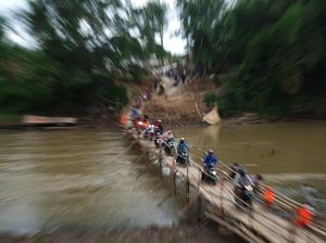 Warga Urunan Bikin Jembatan Demi Seberangi Bengawan Solo