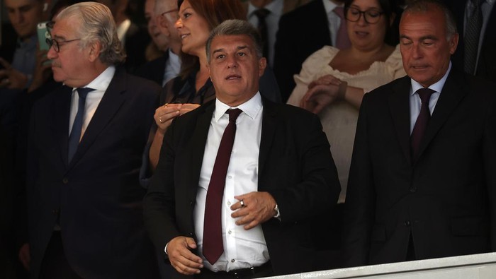 MADRID, SPAIN - OCTOBER 16: FC Barcelona President Joan Laporta (C) watches during the La Liga Santander match between Real Madrid and Barcelona at Stadio Santiago Bernabeu on October 16, 2022 in Madrid, Spain. (Photo by Burak Akbulut/Anadolu Agency via Getty Images)