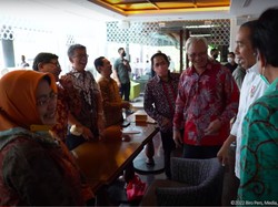 Saat Jokowi dan Teman Kuliah Tertawakan Isu Ijazah Palsu