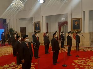 Jokowi Lantik Anggota Dewas dan Badan Pelaksana BPKH 2022-2027 Jokowi Lantik Anggota Dewas dan Badan Pelaksana BPKH 2022-2027