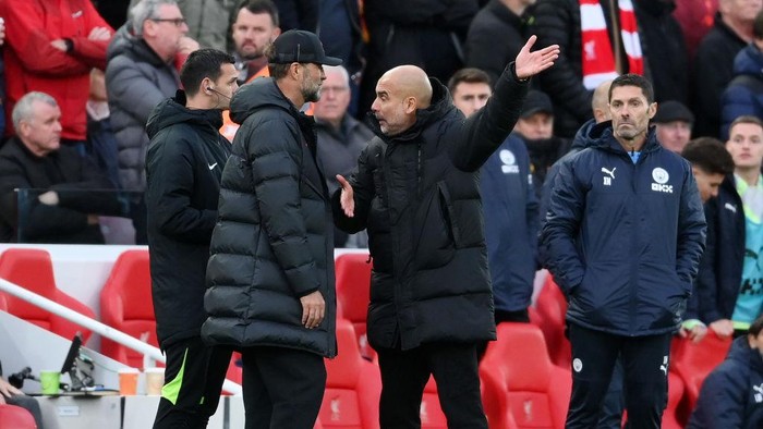LIVERPOOL, ENGLAND - OCTOBER 16: Juergen Klopp, Manager of Liverpool and Pep Guardiola, Manager of Manchester City exchange words during the Premier League match between Liverpool FC and Manchester City at Anfield on October 16, 2022 in Liverpool, England. (Photo by Laurence Griffiths/Getty Images)