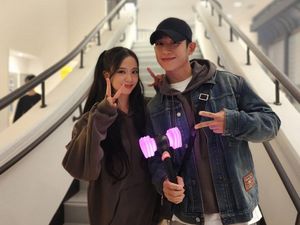 Jung Hae In & Jisoo BLACKPINK Digosipkan Pacaran, Foto Berdua Jadi Sorotan Jung Hae In & Jisoo BLACKPINK Digosipkan Pacaran, Foto Berdua Jadi Sorotan