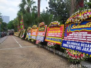 Karangan Bunga Ucapan Selamat ke Heru Budi Banjiri Balai Kota DKI