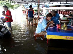 Kedai Mi di Thailand Tetap Ramai Meski Terendam Banjir