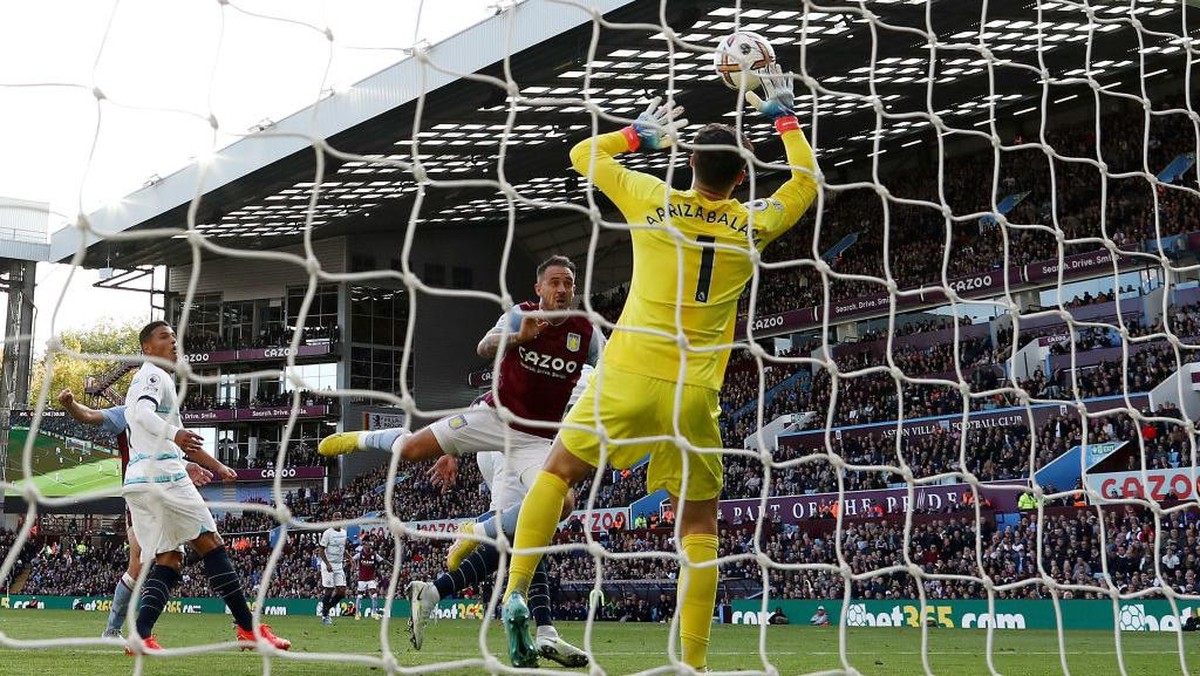 Kiper Chelsea Kepa Arrizabalaga melakukan tujuh penyelamatan saat melawan Aston Villa (Foto: Getty Images/Ryan Pierse)