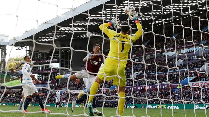 BIRMINGHAM, ENGLAND - OCTOBER 16: Kepa Arrizabalaga of Chelsea makes a save from Danny Ings of Aston Villa during the Premier League match between Aston Villa and Chelsea FC at Villa Park on October 16, 2022 in Birmingham, England. (Photo by Ryan Pierse/Getty Images)