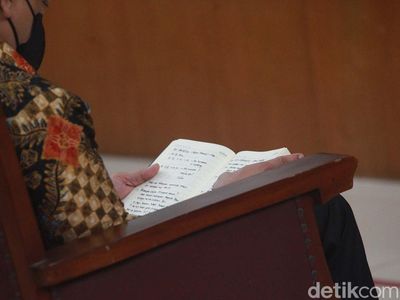Ketika Ferdy Sambo Membuka Buku Hitam yang Selalu Dibawanya