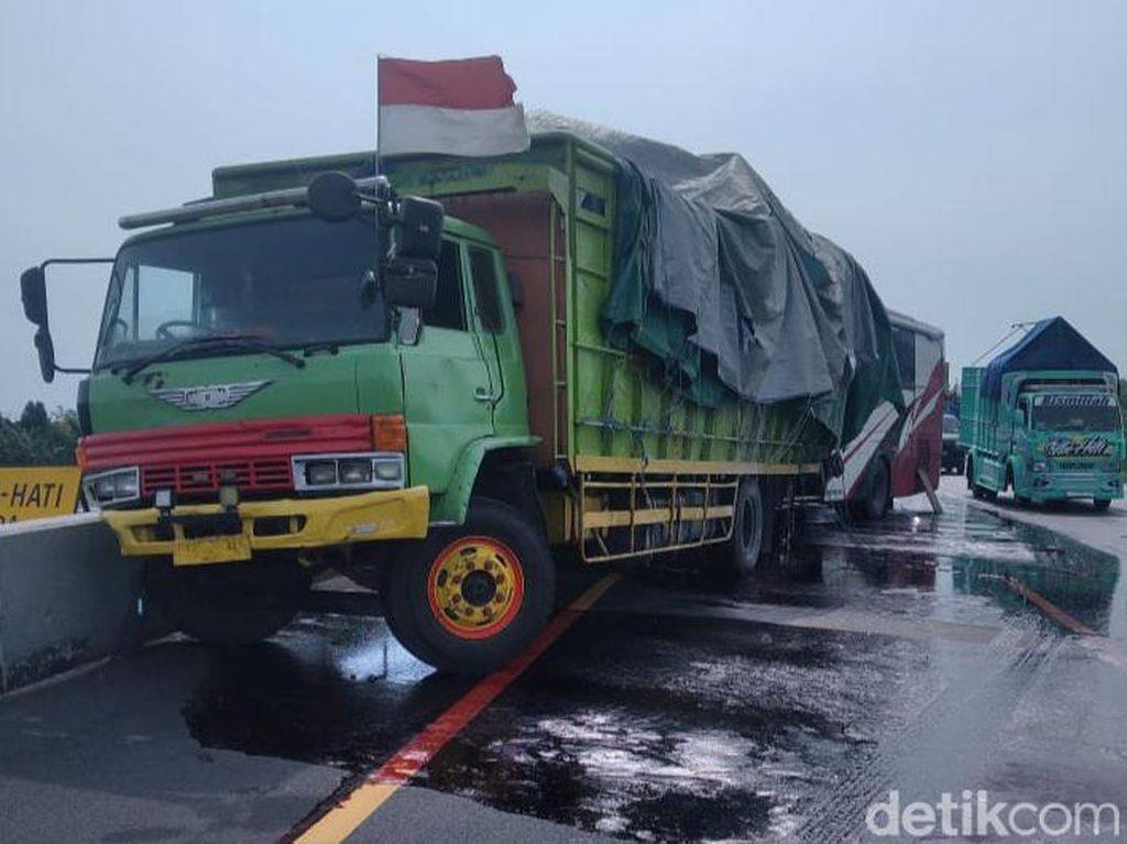 Bus Tabrak Truk Parkir di Tol Kanci-Pejagan Brebes, 3 Tewas dan 5 Luka Bus Tabrak Truk Parkir di Tol Kanci-Pejagan Brebes, 3 Tewas dan 5 Luka