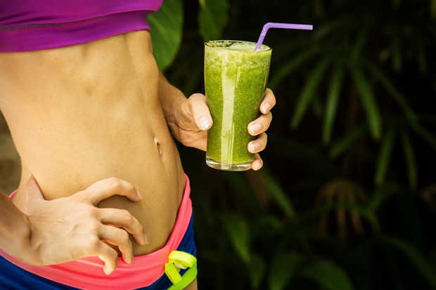 Konsumsi secara rutin mampu bantu turunkan berat badan/Foto: Freepik/boyarkinamarina manfaat wheatgrass bagi kesehatan
