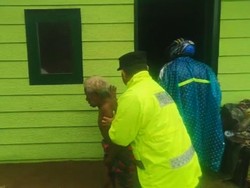 Evakuasi Dramatis Polisi Selamatkan Lansia Terjebak Banjir di Banyuwangi