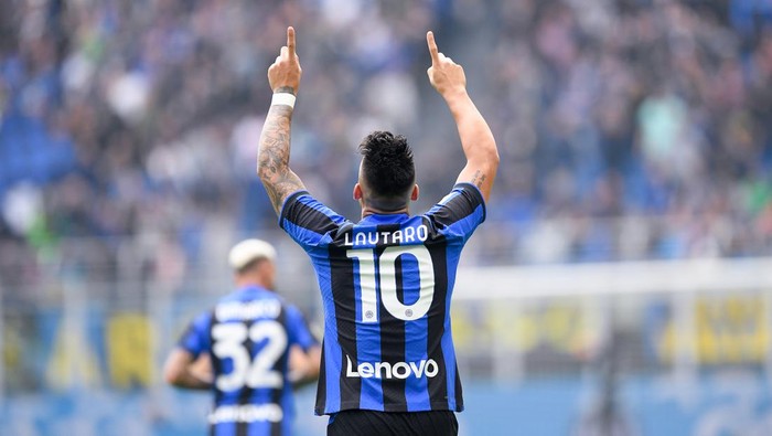 Lautaro Martinez of FC Internazionale celebrates after scoring first goal during the Serie A match between FC Internazionale and US Salernitana 1919 at Stadio Giuseppe Meazza, Milan, Italy on 16 October 2022. (Photo by Giuseppe Maffia/NurPhoto via Getty Images)