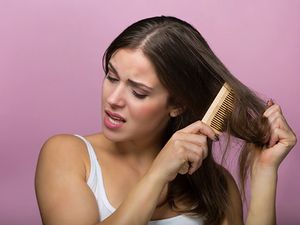 Jangan Sepelekan! Atasi Rambut Rontok Segera Pakai Sampo dari lavojoy