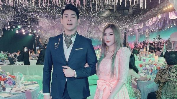 Potret Lelyana Sunjoyo, Istri Andy Sugar yang Viral karena Medok