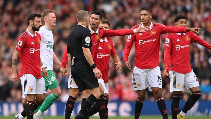 MANCHESTER, ENGLAND - OCTOBER 16: Cristiano Ronaldo of Manchester United remonstrates with referee Craig Pawson during the Premier League match between Manchester United and Newcastle United at Old Trafford on October 16, 2022 in Manchester, England. (Photo by Stu Forster/Getty Images)