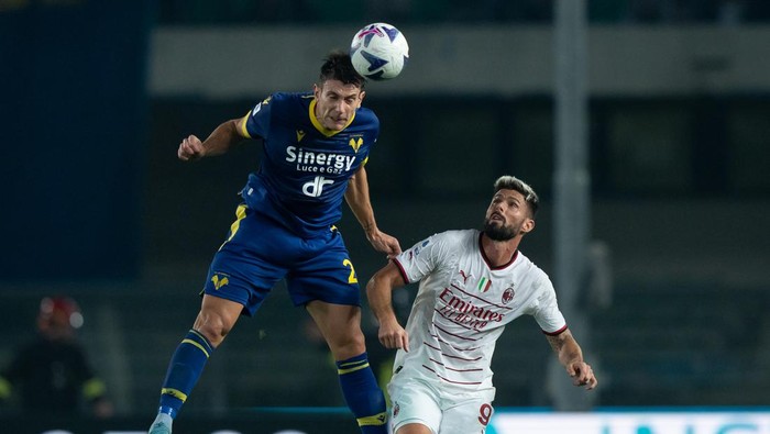 VERONA, ITALY - OCTOBER 16: Giangiacomo Magnani of Hellas Verona FC competes for the ball with Olivier Giroud of AC Milan  during the Serie A match between Hellas Verona and AC MIlan at Stadio Marcantonio Bentegodi on October 16, 2022 in Verona, Italy. (Photo by Emmanuele Ciancaglini/Ciancaphoto Studio/Getty Images)