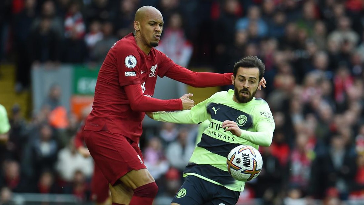 Winger Man City Bernardo Silva mengkritik wasit di laga kontra Liverpool. (Foto: Liverpool FC via Getty Images/John Powell)