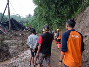 Tiga Rumah dan Satu Warung di Jember Rusak Tertimpa Longsor