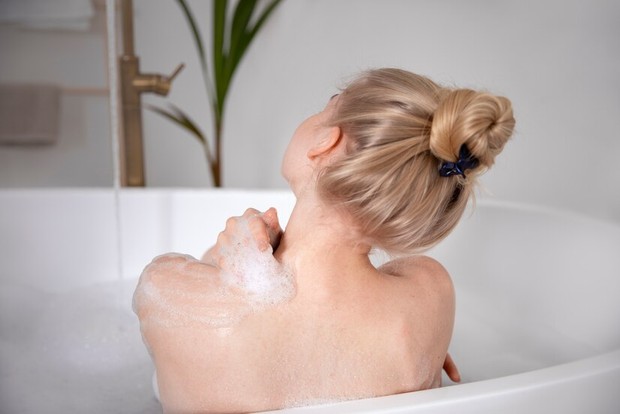 Gunakan sabun saat mandi dan periksa tekstur payudara sampai puting untuk merasakan perubahan.