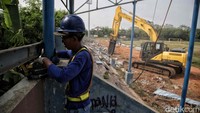Terlihat alat berat dan kuli proyek mulai membongkar bagian tribun stadion.