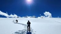 Potret Dinginnya Salju Himalaya Kala Pendaki Indonesia Tiba di Puncak Mera Peak