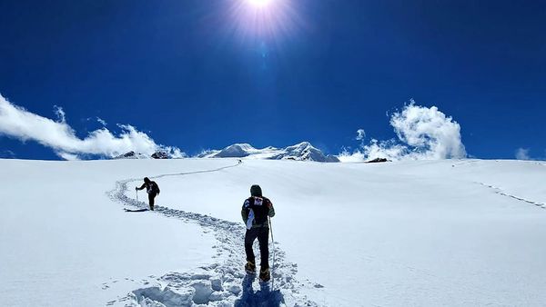 Potret Dinginnya Salju Himalaya Kala Pendaki Indonesia Tiba di Puncak Mera Peak