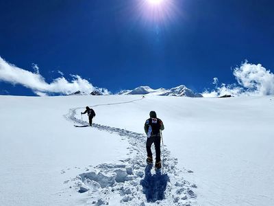 Potret Dinginnya Salju Himalaya Kala Pendaki Indonesia Tiba di Puncak Mera Peak