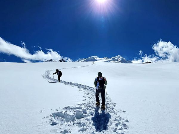 Potret Dinginnya Salju Himalaya Kala Pendaki Indonesia Tiba di Puncak Mera Peak