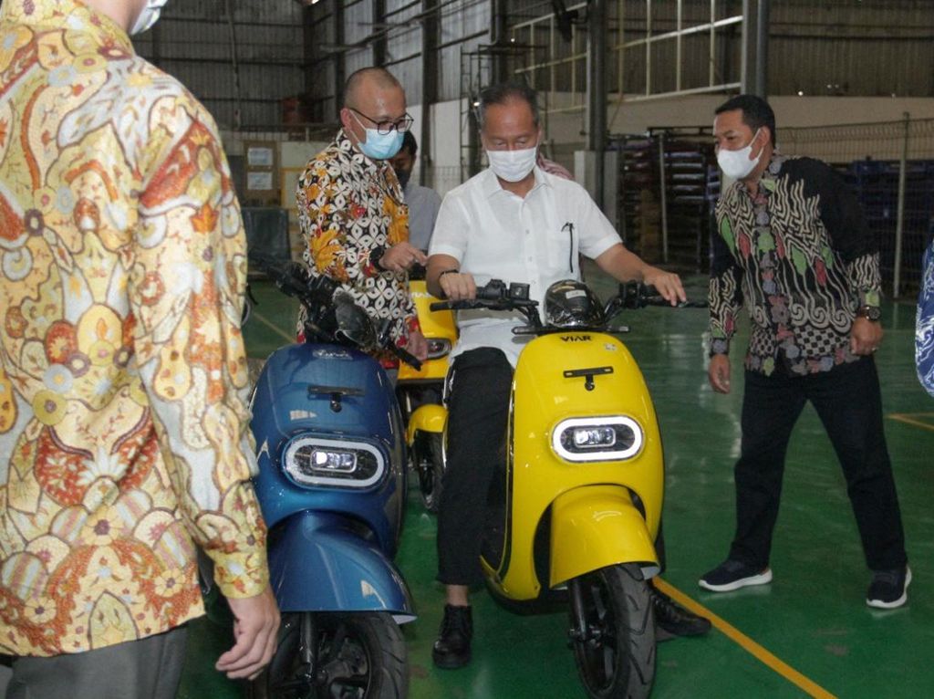 Jokowi Targetkan Produksi 2 Juta Motor Listrik 2025, Yakin Bisa Tercapai?